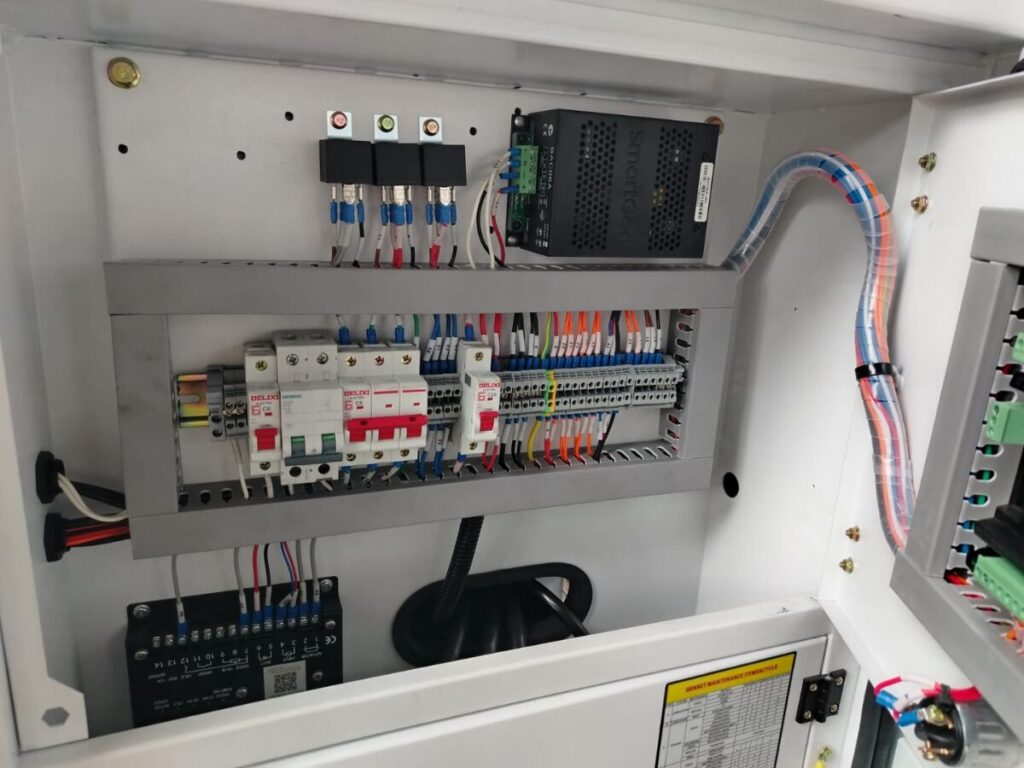 Mantenimiento y fabricación de tableros eléctricos y TTAs